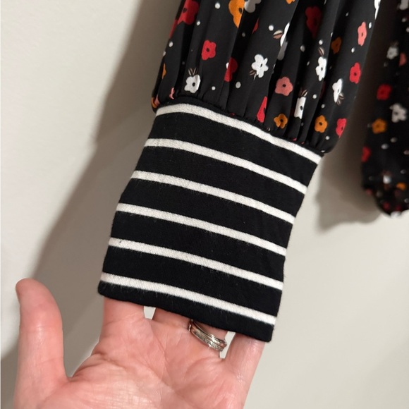 Cabi Cheerful Floral Long Sleeve Button Front Top Size Large #3957 - Picture 2 of 7